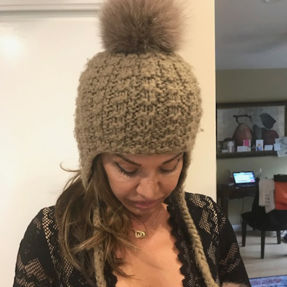 KYI KYI Pom Pom Beanie with Genuine Fox Fur - Picture 2 of 6